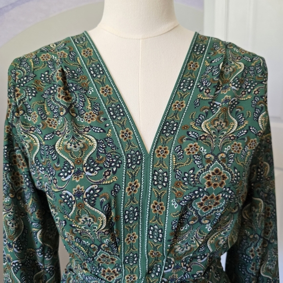 Max Studio | Medium | Green Paisley Clinched Tie Waisted Top - Picture 3 of 13